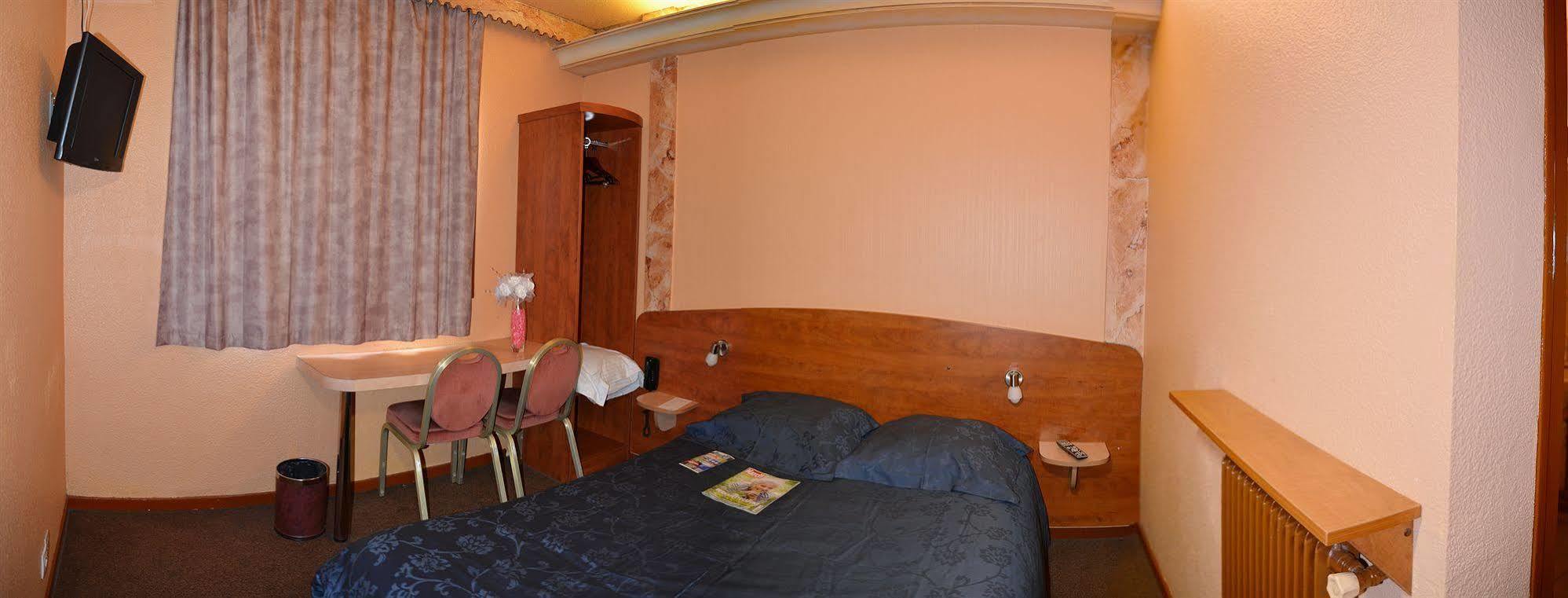 Le Cheval Noir Hotel Paris パンタン エクステリア 写真